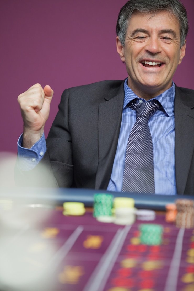 Live Sic Bo Dadu table with three dice and professional dealer at warisan138 slot
